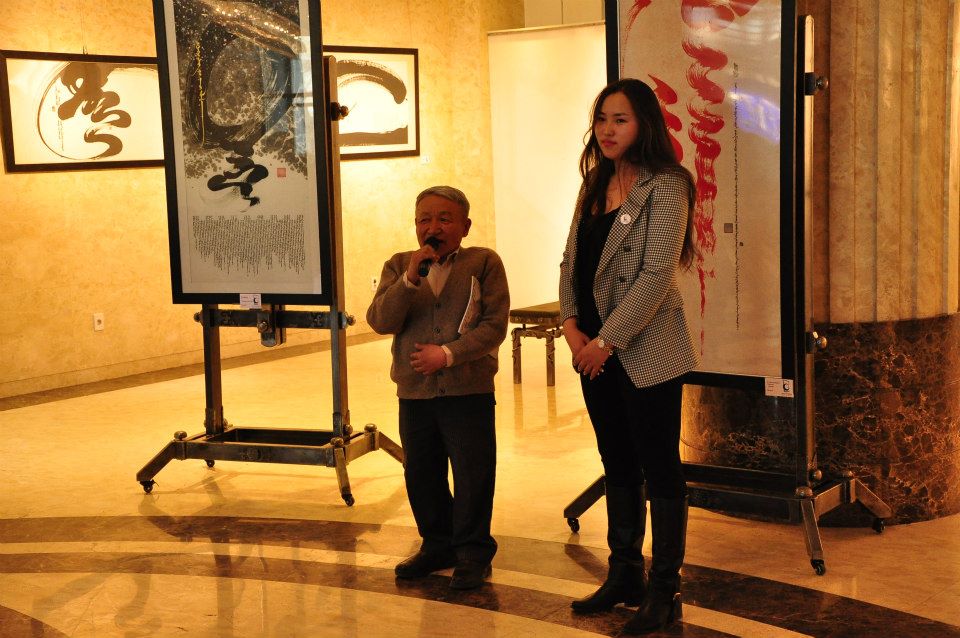 “Тэнгэрийн бичээс” уран бичлэгийн үзэсгэлэн нээгджээ